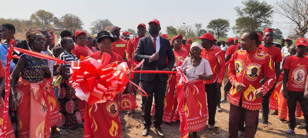 Frank Tumpale Mwenefumbo (centre) during the borehole handover ceremony